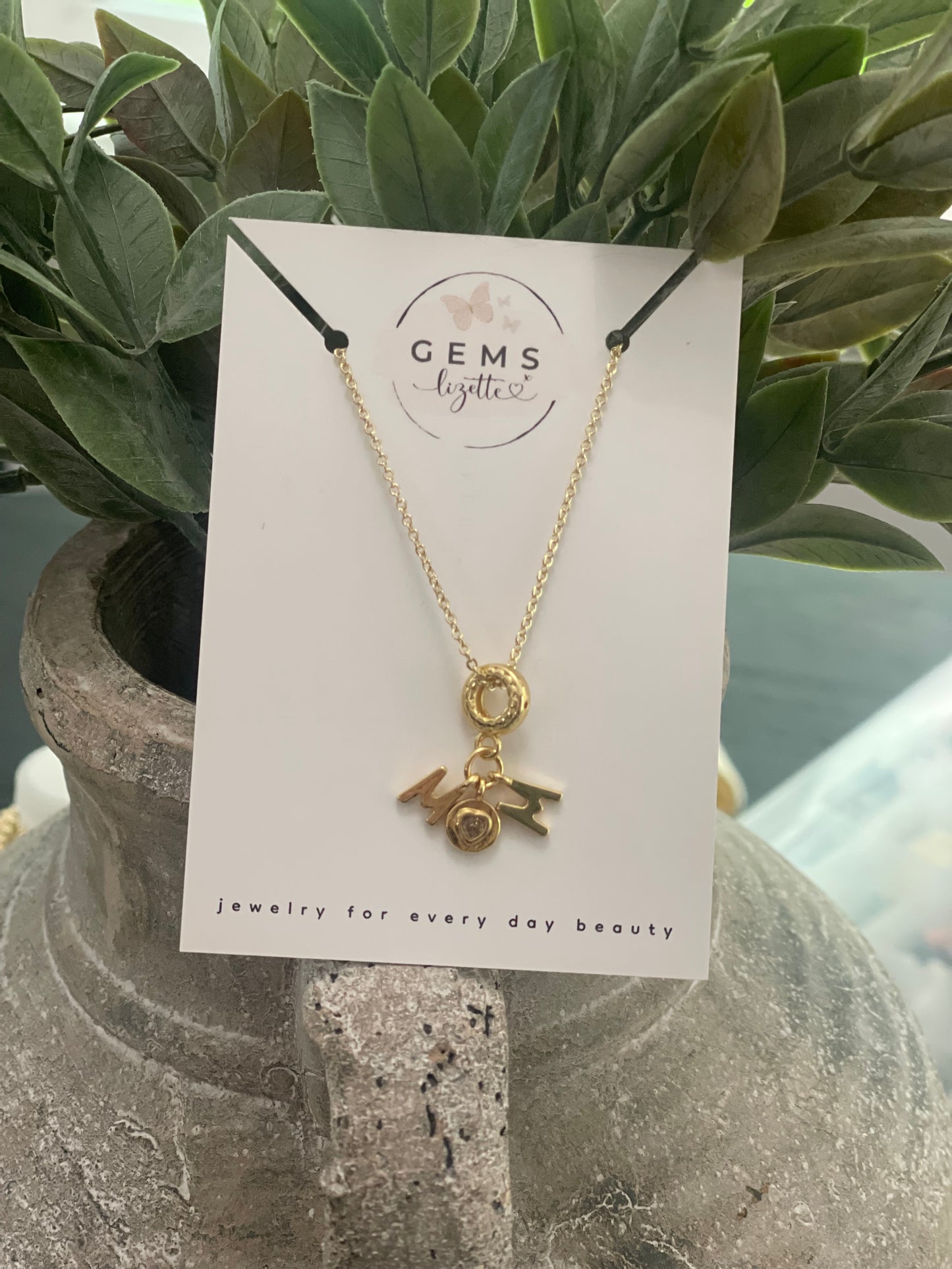 MOM necklace